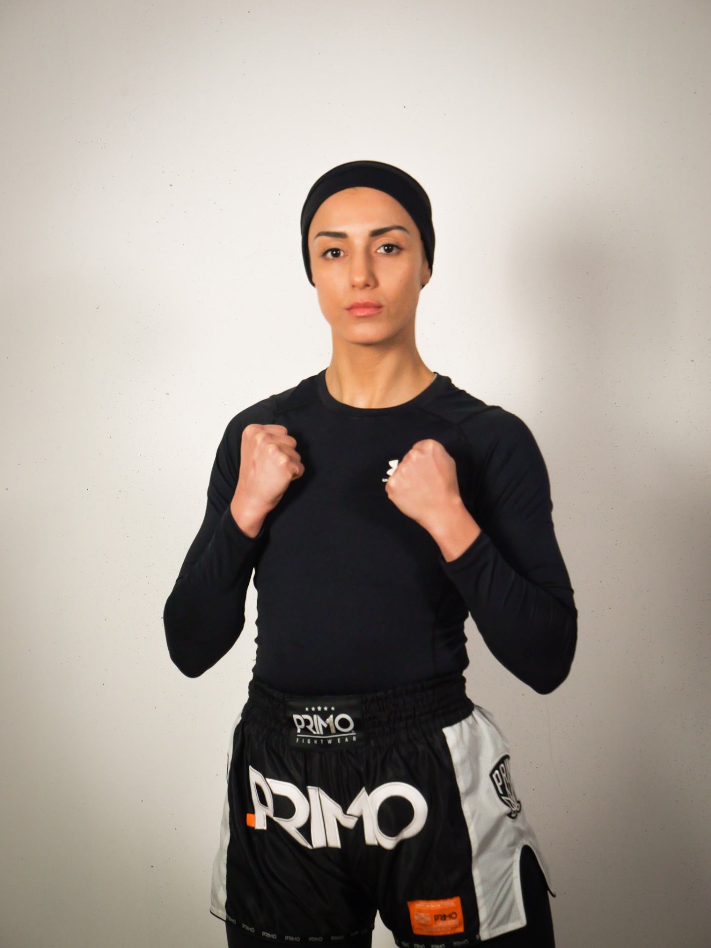 Salwa — dubbele vuist pose